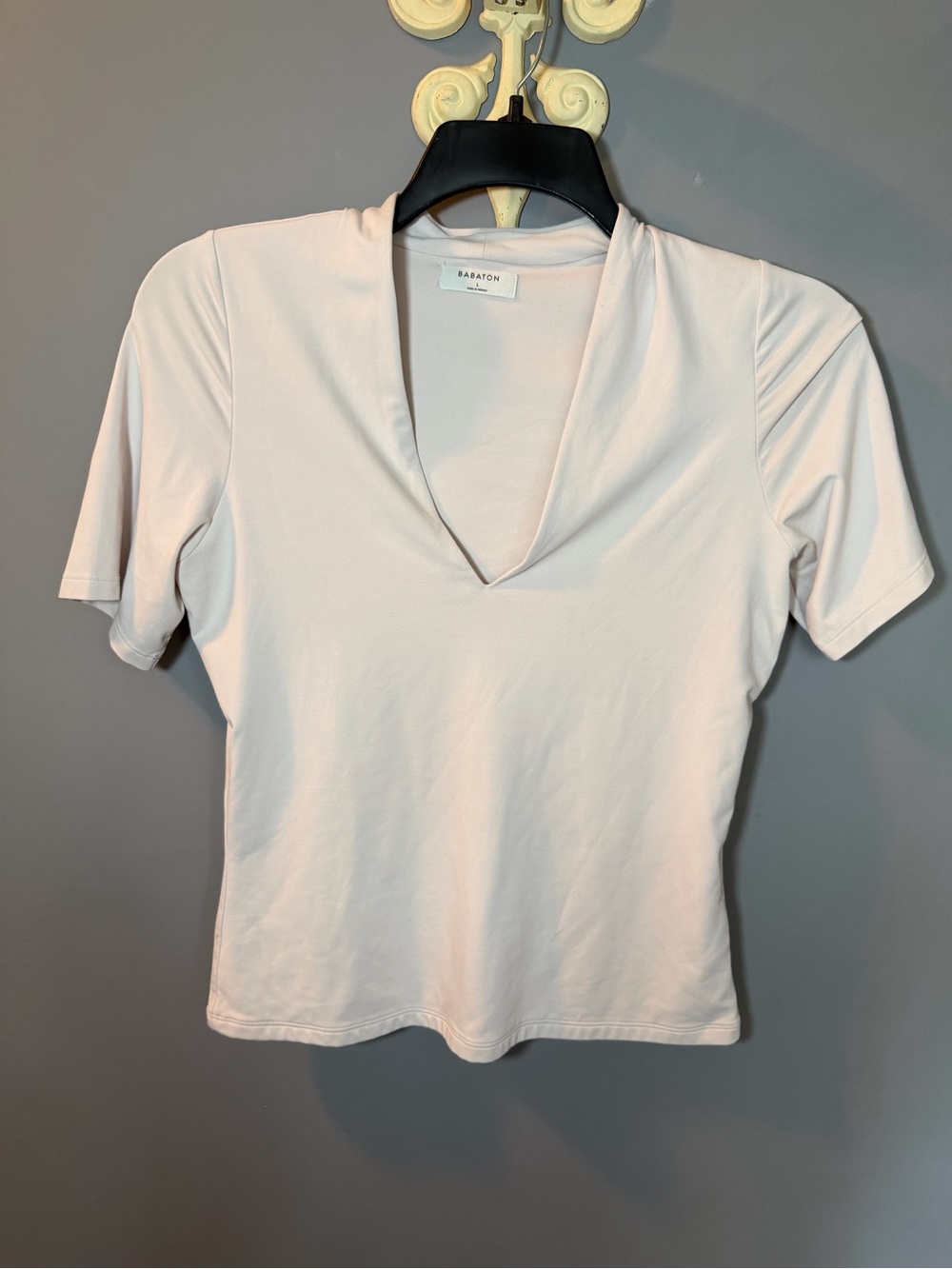 Babaton Pale Pink V-Neck Short Sleeve Top